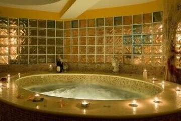 Indoor spa tub