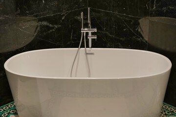 Deep soaking bathtub