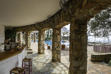 Swim-up bar