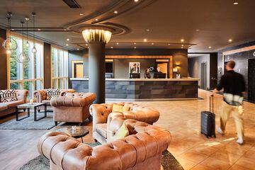 Lobby lounge