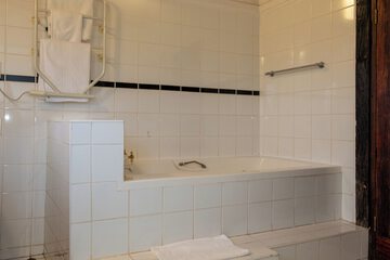 Deep soaking bathtub