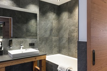 Deep soaking bathtub