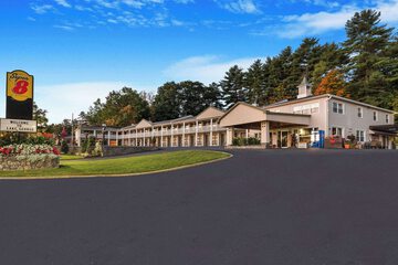 Super 8 by Wyndham Lake George / Downtown