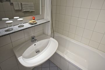 Deep soaking bathtub