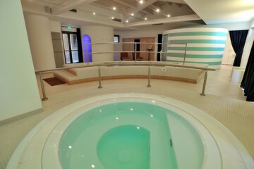 Indoor spa tub