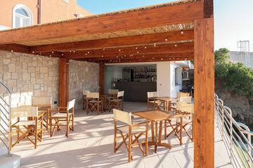 Poolside bar