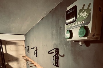 Electric vehicle charging station