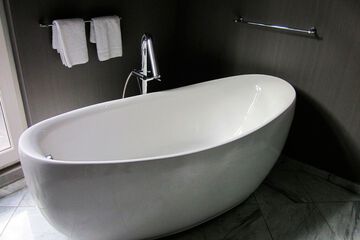 Deep soaking bathtub