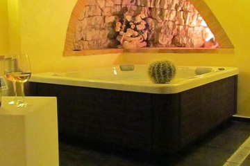 Indoor spa tub