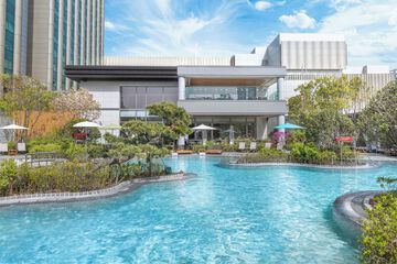 Indoor/outdoor pool
