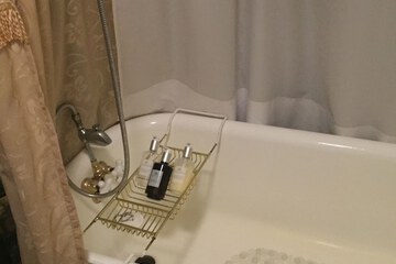 Deep soaking bathtub
