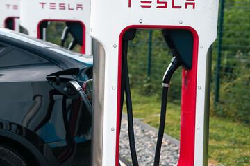 Electric vehicle charging station