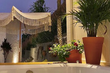 Outdoor spa tub