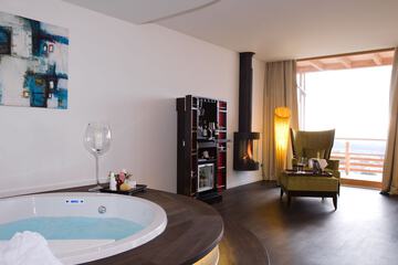 Private spa tub
