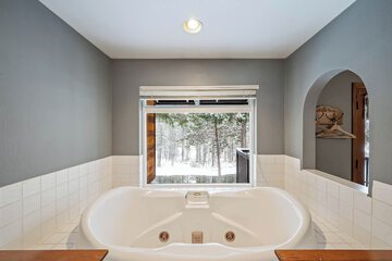 Deep soaking bathtub