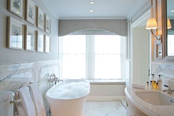 Deep soaking bathtub