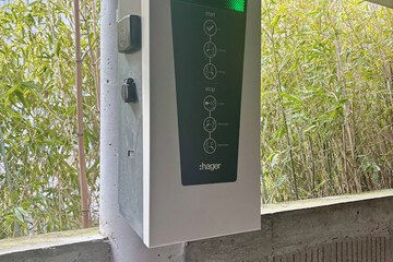 Electric vehicle charging station