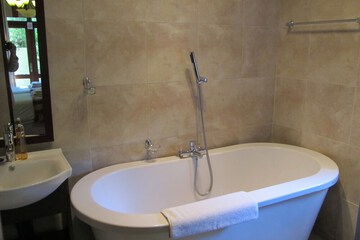 Deep soaking bathtub