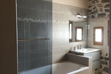 Deep soaking bathtub