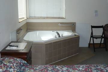 Deep soaking bathtub