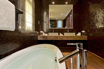Deep soaking bathtub