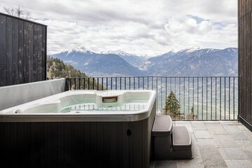 Private spa tub
