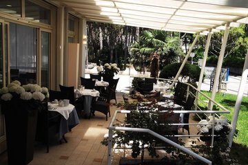 Poolside bar