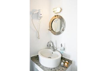 Bathroom sink