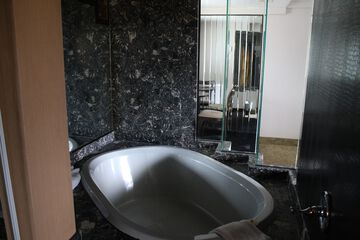 Deep soaking bathtub