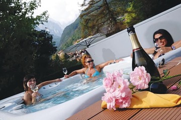 Outdoor spa tub