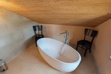 Deep soaking bathtub