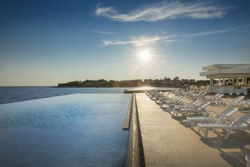 Infinity pool