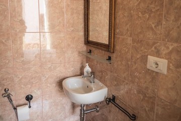 Bathroom sink