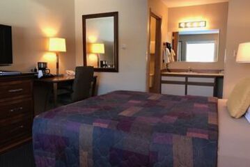 Lakeshore Inn & Suites