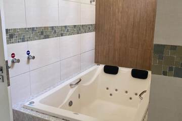 Jetted tub