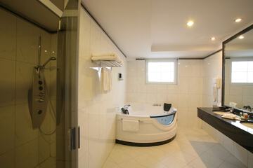 Deep soaking bathtub