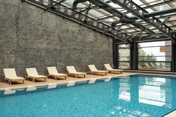 Indoor spa tub