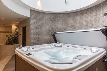 Indoor spa tub