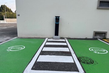 Electric vehicle charging station