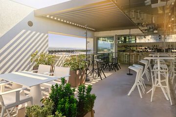 Poolside bar