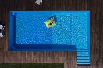 Indoor/outdoor pool