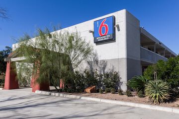 Motel 6 Uvalde TX
