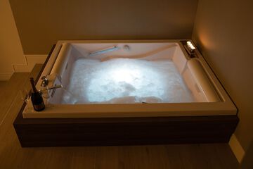 Jetted tub