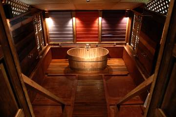 Deep soaking bathtub