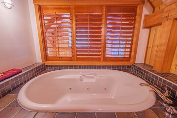 Jetted tub