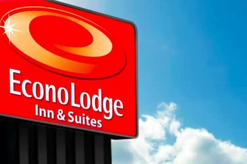 Econo Lodge Inn & Suites