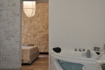 Private spa tub
