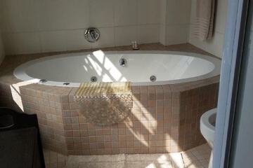 Deep soaking bathtub