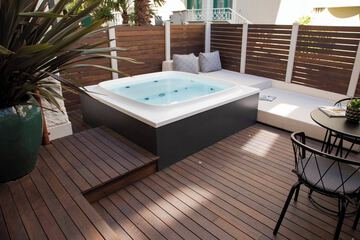 Private spa tub