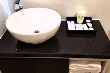 Bathroom sink